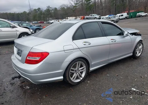 2013 Mercedes-Benz C 250 Sport z USA, uszkodzony, nr VIN WDDGF4HB5DR296358